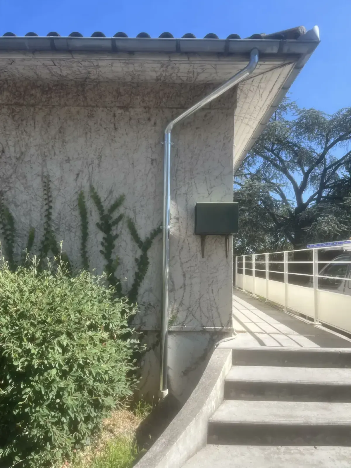Descente d’eau pluviale en zinc le long d’une façade