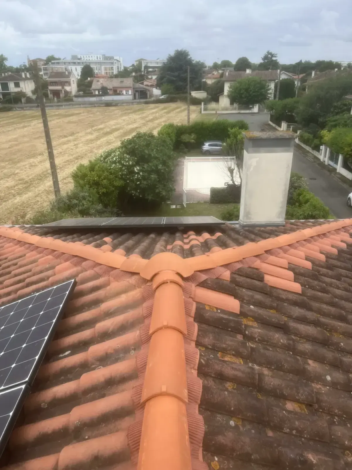 Faîtage rénové au-dessus de panneaux solaires
