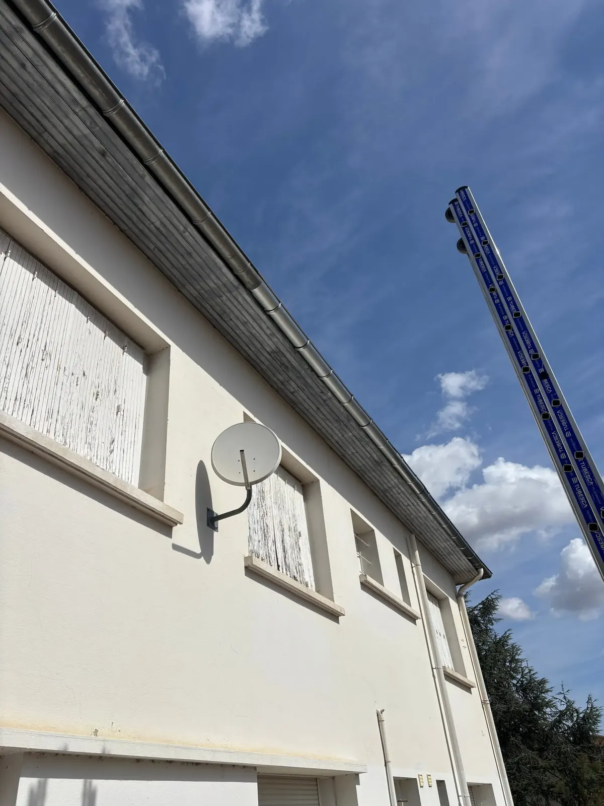 Gouttière en zinc neuve posée sous une avancée de toit