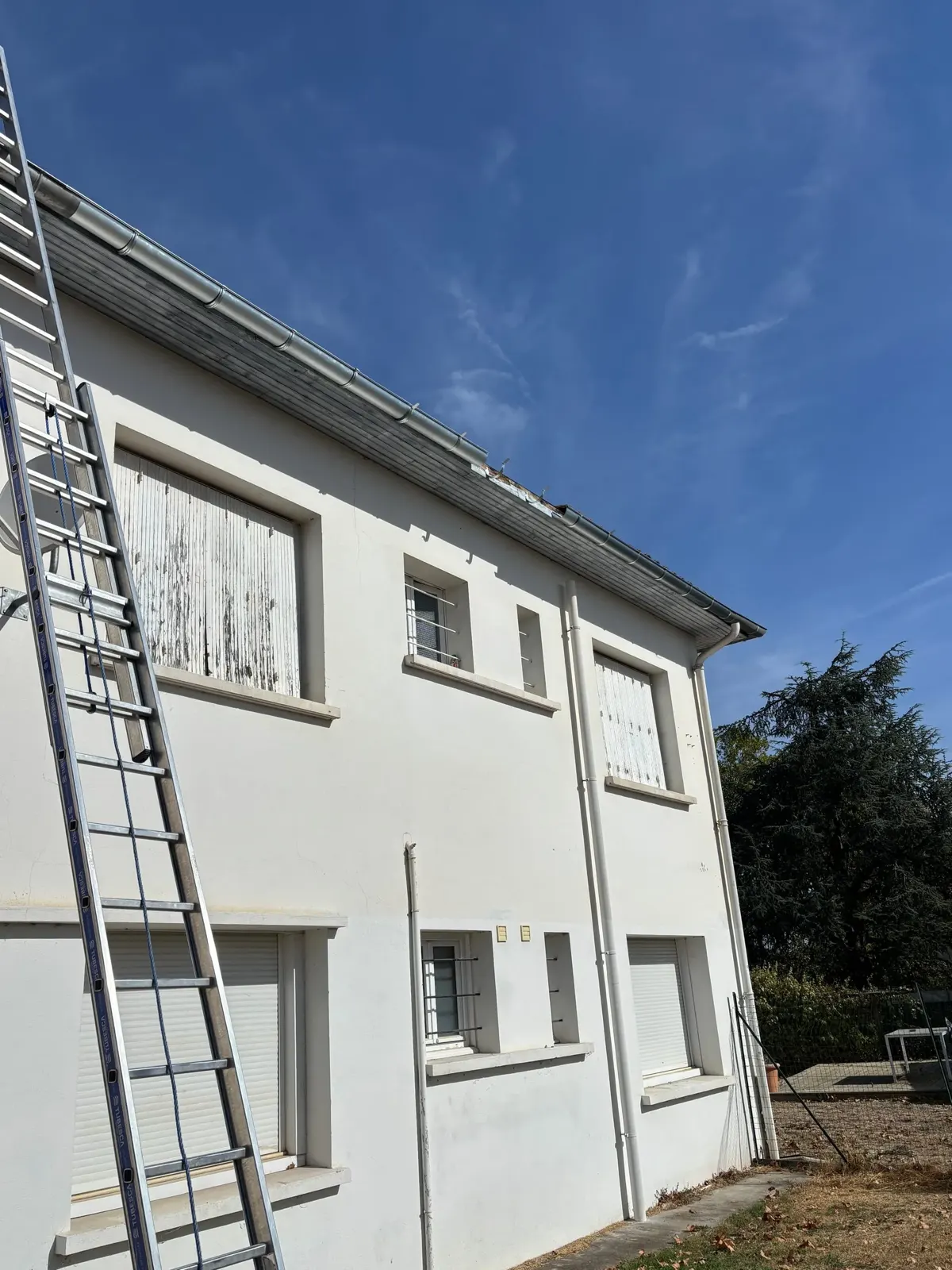 Échelle et dépose de l’ancienne gouttière